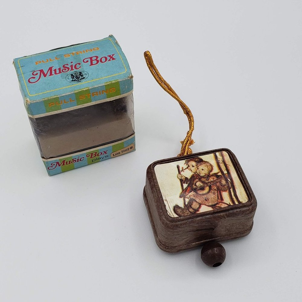 Chadwick & Miller 1973 Vintage Pull String Music Box - Plays "Love Story" Song - Picture 3 of 6
